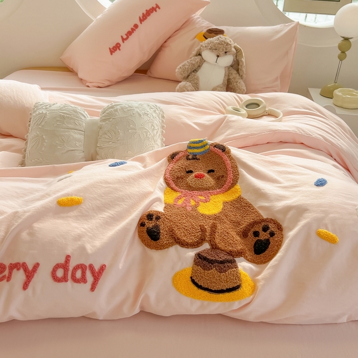 91家纺网 家纺一手货源 找家纺 韩巢家纺 2025新款毛巾绣四件套超柔水洗棉学生宿舍床上三件套（提供卖家秀） 心愿小熊