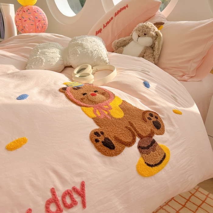 91家纺网 家纺一手货源 找家纺 韩巢家纺 2025新款毛巾绣四件套超柔水洗棉学生宿舍床上三件套（提供卖家秀） 心愿小熊