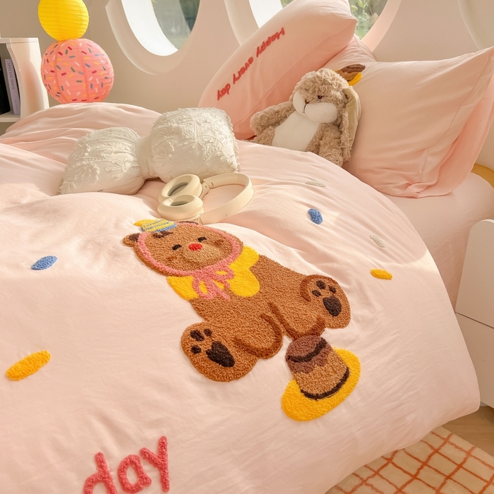 91家纺网 家纺一手货源 找家纺 韩巢家纺 2025新款毛巾绣四件套超柔水洗棉学生宿舍床上三件套（提供卖家秀） 心愿小熊