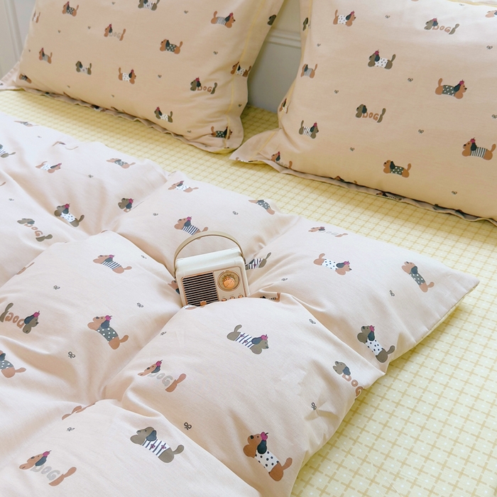 91家纺网 家纺一手货源 找家纺 铭博家纺 新款直播爆款网红全棉四件套13070印花吊边一字绣纯棉被套工艺款 无忧腊肠