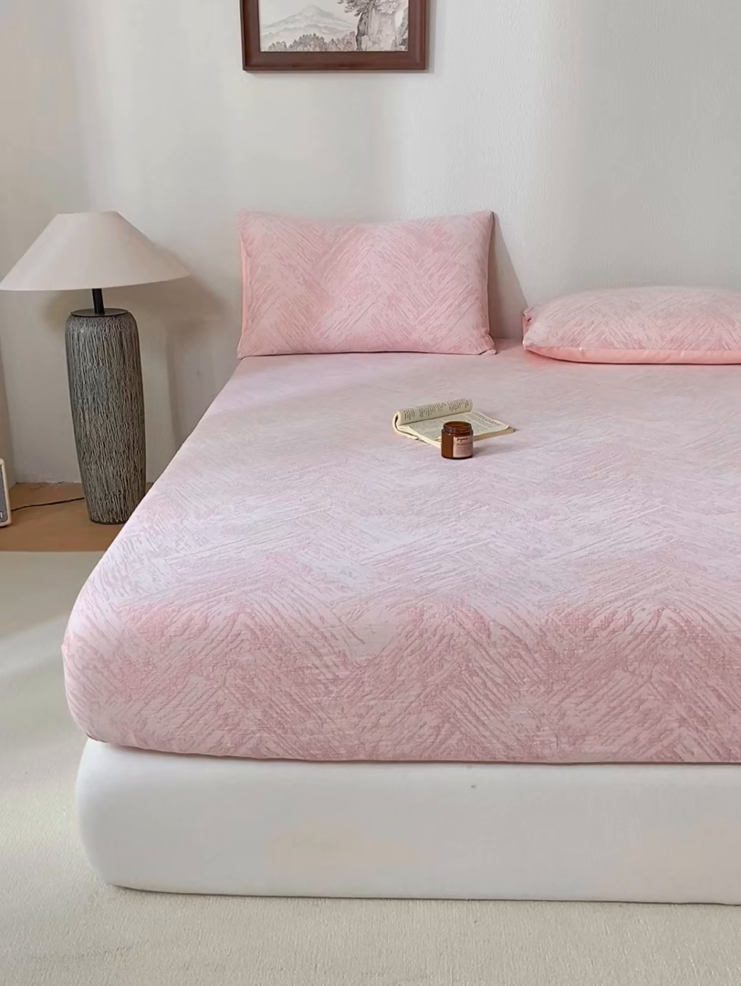 91家纺网 家纺一手货源 找家纺 灰鲸 2025新款全棉纯棉三层纱色织提花床笠 本色-粉