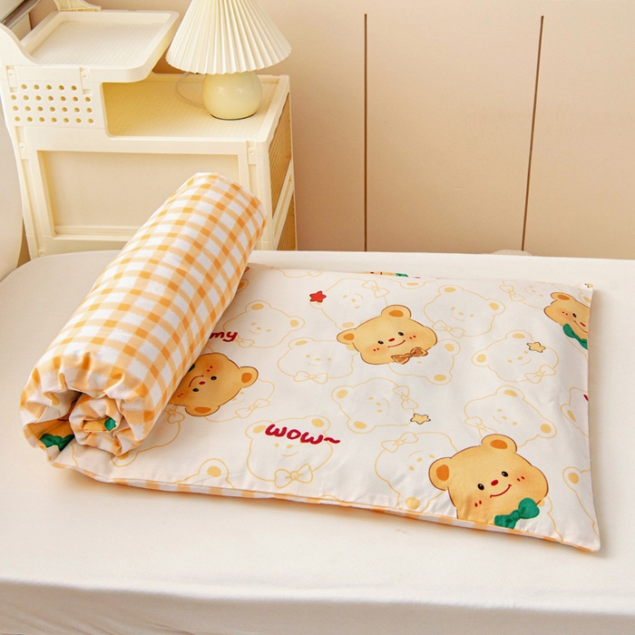 91家纺网 家纺一手货源 找家纺 乐秀家纺 2025新款全棉幼儿园被子三件套卡通纯棉被套被芯六件套 领结小熊