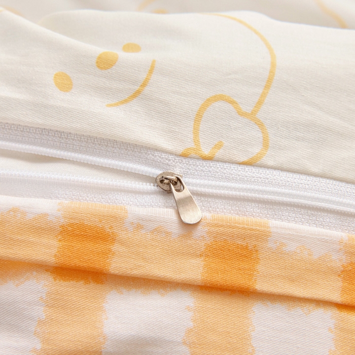 91家纺网 家纺一手货源 找家纺 乐秀家纺 2025新款全棉幼儿园被子三件套卡通纯棉被套被芯六件套 领结小熊