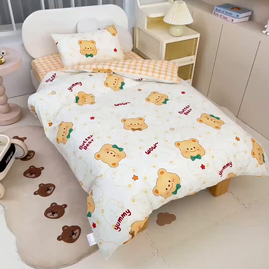 91家纺网 家纺一手货源 找家纺 乐秀家纺 2025新款全棉幼儿园被子三件套卡通纯棉被套被芯六件套 领结小熊