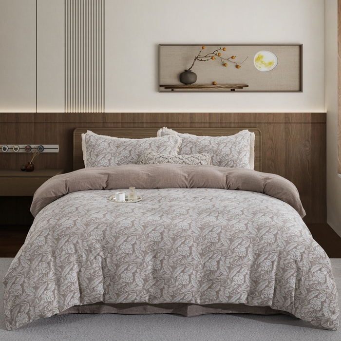 鲁爱家纺供货 2025新款AB版棉麻工艺款四件套 龟背竹-咖