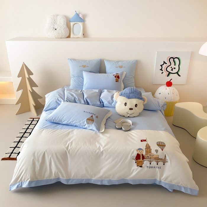 91家纺网 家纺一手货源 找家纺 （总）曼布缇2025新款全棉高密绣花四件套 旅行熊(会员-10，券后控价268/288,308起)