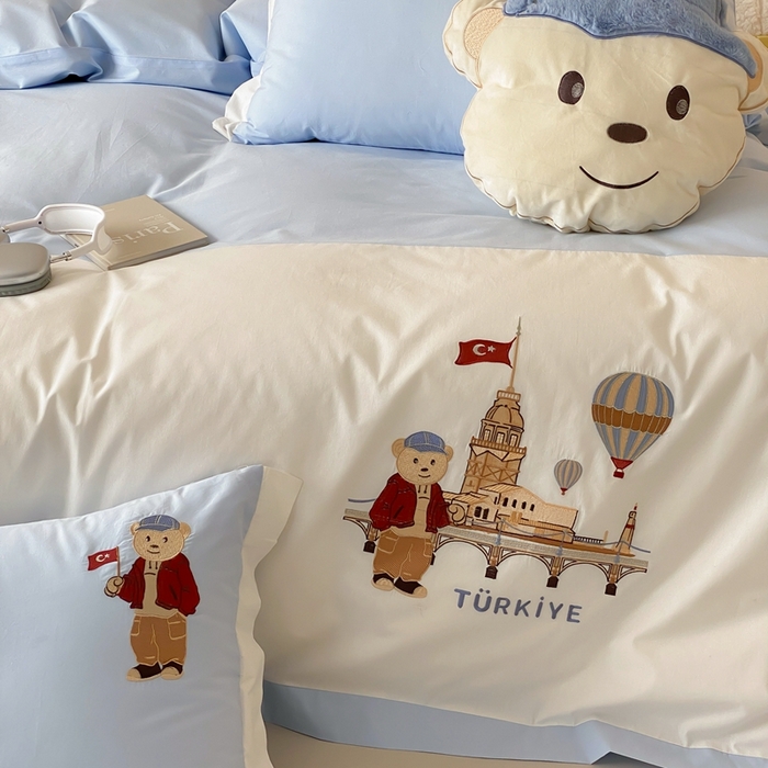 91家纺网 家纺一手货源 找家纺 （总）曼布缇2025新款全棉高密绣花四件套 旅行熊(会员-10，券后控价268/288,308起)