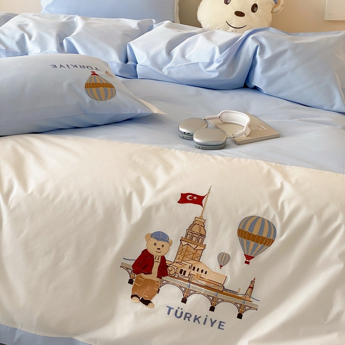 91家纺网 家纺一手货源 找家纺 （总）曼布缇2025新款全棉高密绣花四件套 旅行熊(会员-10，券后控价268/288,308起)