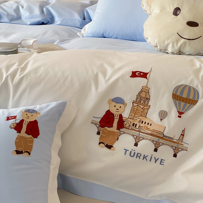 91家纺网 家纺一手货源 找家纺 （总）曼布缇2025新款全棉高密绣花四件套 旅行熊(会员-10，券后控价268/288,308起)