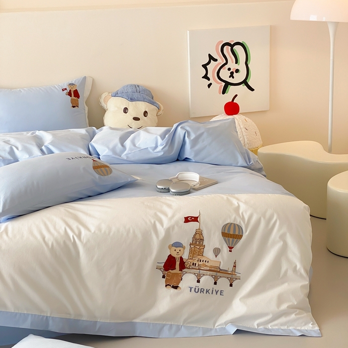 91家纺网 家纺一手货源 找家纺 （总）曼布缇2025新款全棉高密绣花四件套 旅行熊(会员-10，券后控价268/288,308起)