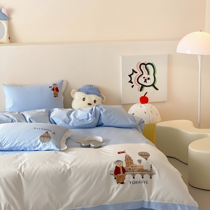 91家纺网 家纺一手货源 找家纺 （总）曼布缇2025新款全棉高密绣花四件套 旅行熊(会员-10，券后控价268/288,308起)