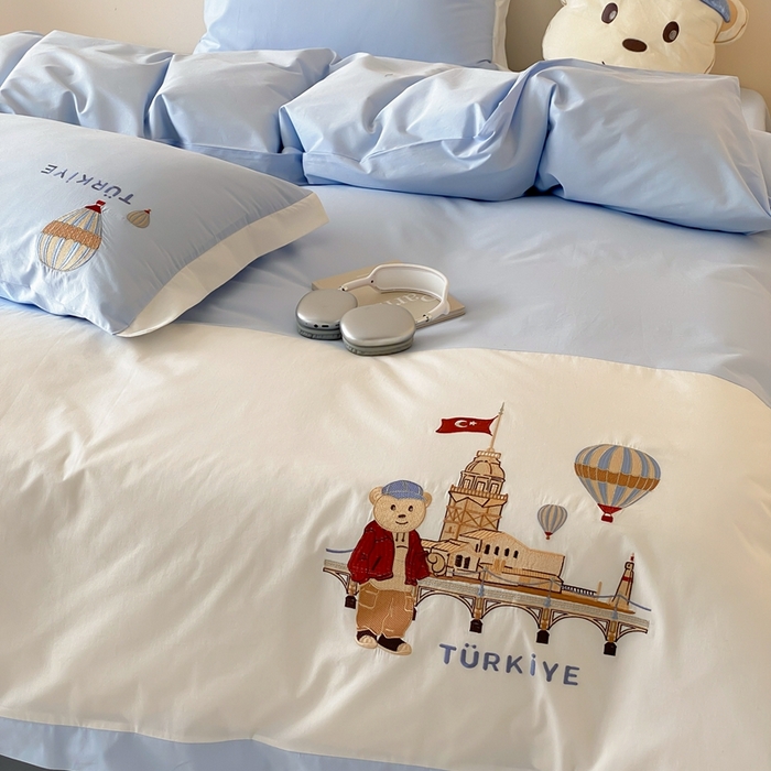 91家纺网 家纺一手货源 找家纺 （总）曼布缇2025新款全棉高密绣花四件套 旅行熊(会员-10，券后控价268/288,308起)