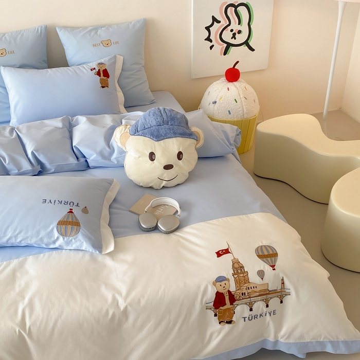 91家纺网 家纺一手货源 找家纺 （总）曼布缇2025新款全棉高密绣花四件套 旅行熊(会员-10，券后控价268/288,308起)