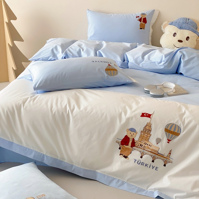 91家纺网 家纺一手货源 找家纺 （总）曼布缇2025新款全棉高密绣花四件套 旅行熊(会员-10，券后控价268/288,308起)