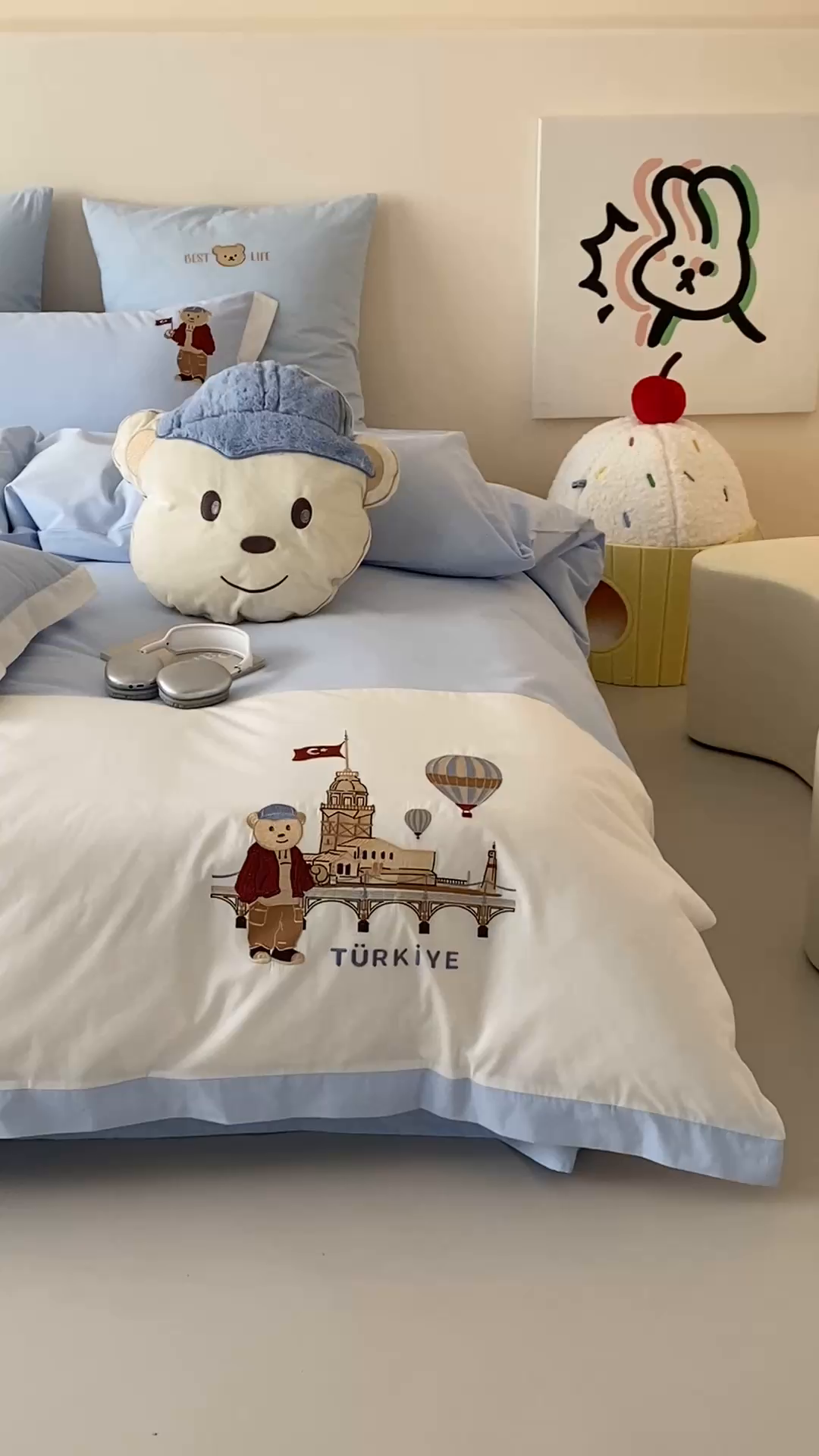 91家纺网 家纺一手货源 找家纺 （总）曼布缇2025新款全棉高密绣花四件套 旅行熊(会员-10，券后控价268/288,308起)