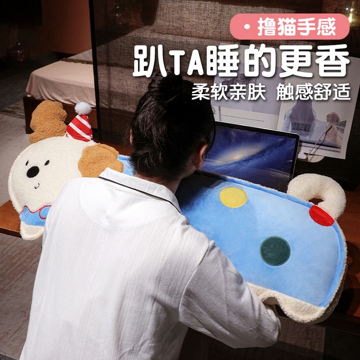 91家纺网 家纺一手货源 找家纺 （总）仟亿莱 2025新款压片翘耳小狗长条睡觉抱枕