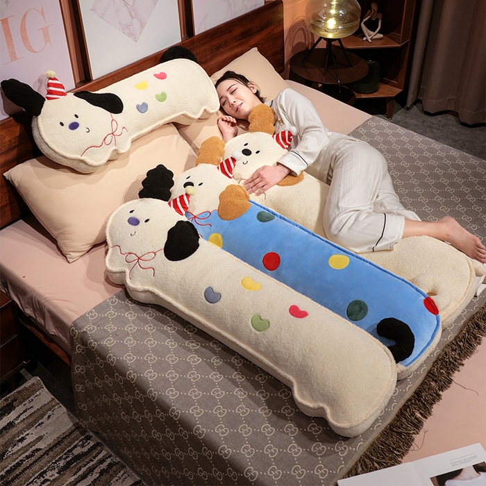 91家纺网 家纺一手货源 找家纺 （总）仟亿莱 2025新款压片翘耳小狗长条睡觉抱枕