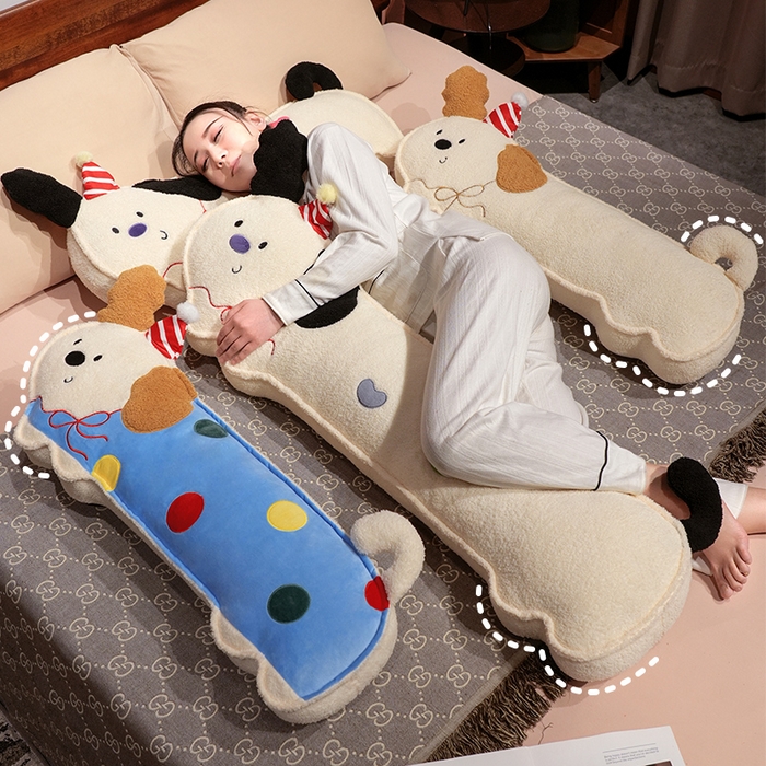 91家纺网 家纺一手货源 找家纺 仟亿莱 2025新款压片翘耳小狗长条睡觉抱枕 组合图仅供展示