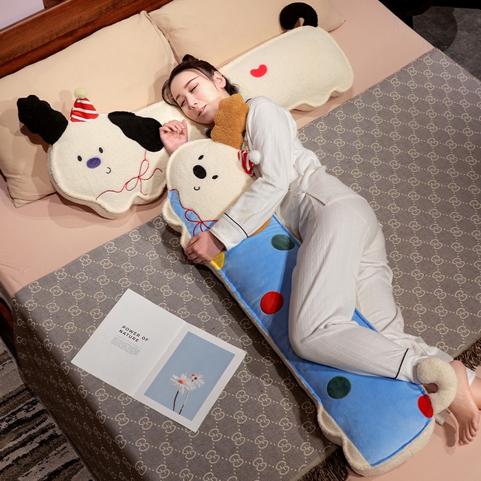 91家纺网 家纺一手货源 找家纺 仟亿莱 2025新款压片翘耳小狗长条睡觉抱枕 组合图仅供展示