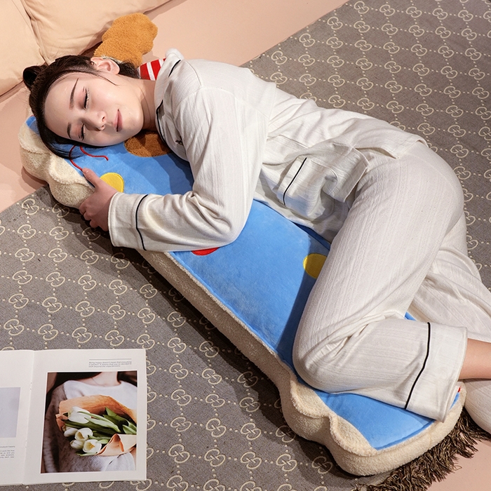 91家纺网 家纺一手货源 找家纺 仟亿莱 2025新款压片翘耳小狗长条睡觉抱枕 组合图仅供展示