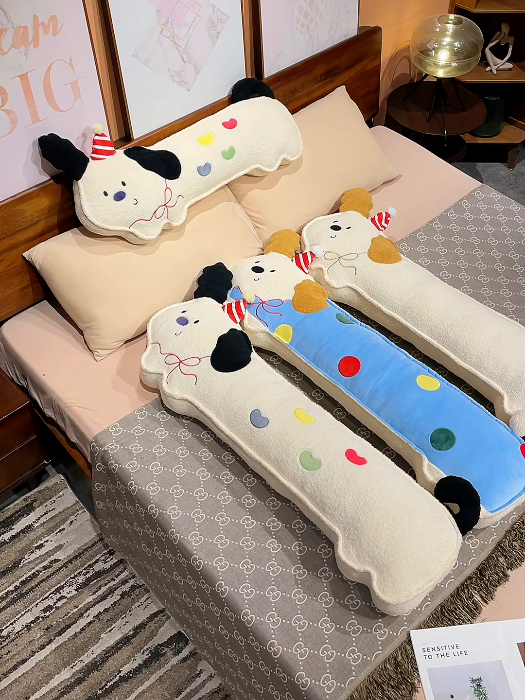 91家纺网 家纺一手货源 找家纺 仟亿莱 2025新款压片翘耳小狗长条睡觉抱枕 长条压片糖豆小狗