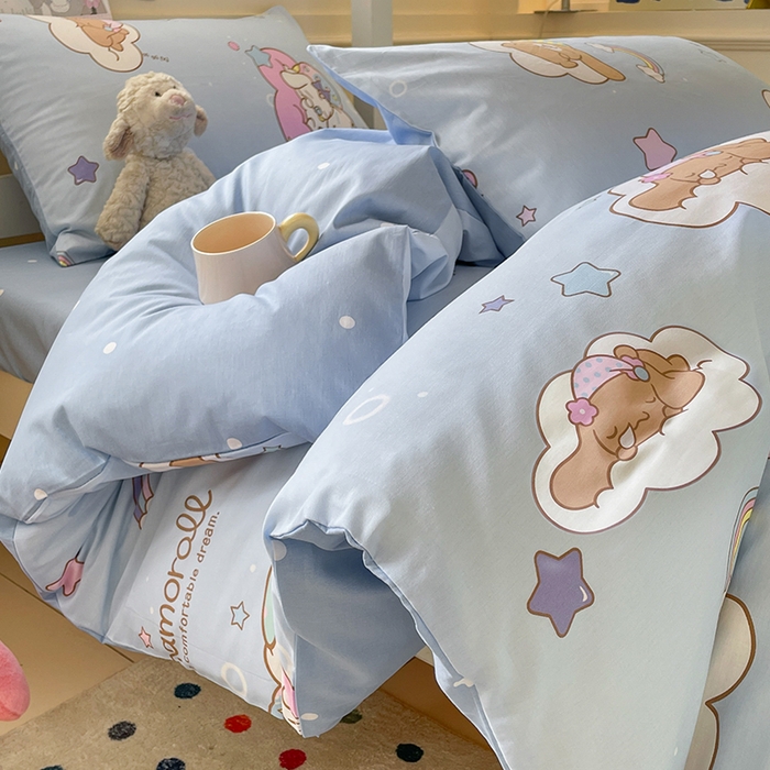 91家纺网 家纺一手货源 找家纺 蓝邻家纺 2025年新款三丽鸥正版授权全棉印花四件套系列-学生床 彩虹玉桂狗