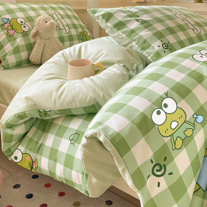 91家纺网 家纺一手货源 找家纺 蓝邻家纺 2025年新款三丽鸥正版授权全棉印花四件套系列-学生床 格子大眼蛙