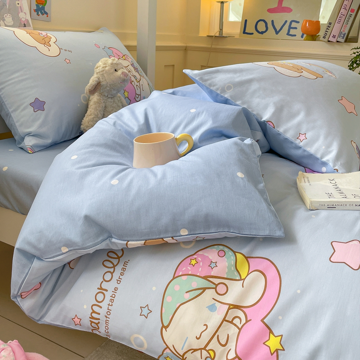 91家纺网 家纺一手货源 找家纺 蓝邻家纺 2025年新款三丽鸥正版授权全棉印花四件套系列-学生床 彩虹玉桂狗