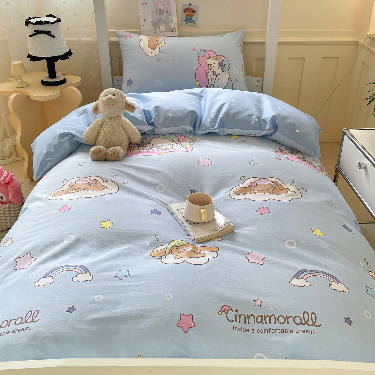 91家纺网 家纺一手货源 找家纺 蓝邻家纺 2025年新款三丽鸥正版授权全棉印花四件套系列-学生床 彩虹玉桂狗