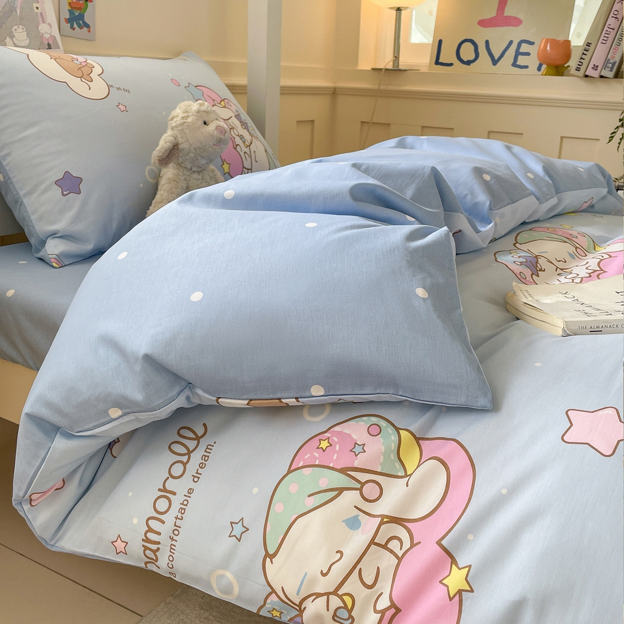 91家纺网 家纺一手货源 找家纺 蓝邻家纺 2025年新款三丽鸥正版授权全棉印花四件套系列-学生床 彩虹玉桂狗