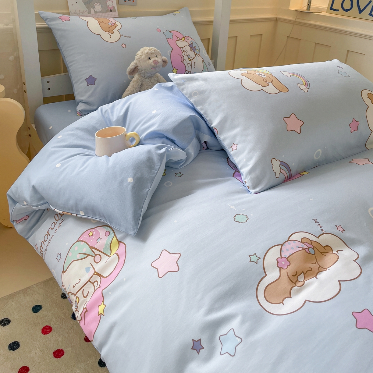 91家纺网 家纺一手货源 找家纺 蓝邻家纺 2025年新款三丽鸥正版授权全棉印花四件套系列-学生床 彩虹玉桂狗