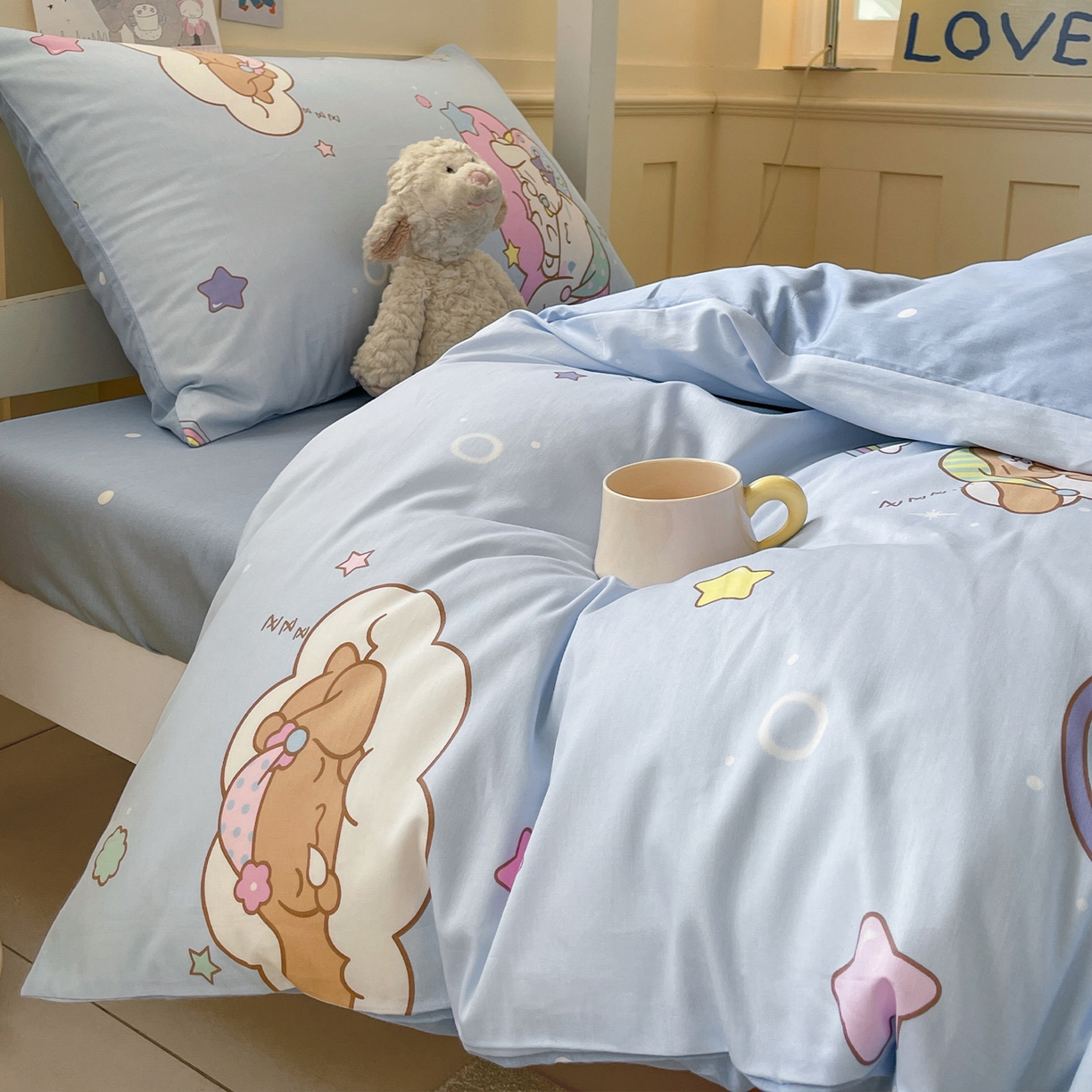 91家纺网 家纺一手货源 找家纺 蓝邻家纺 2025年新款三丽鸥正版授权全棉印花四件套系列-学生床 彩虹玉桂狗