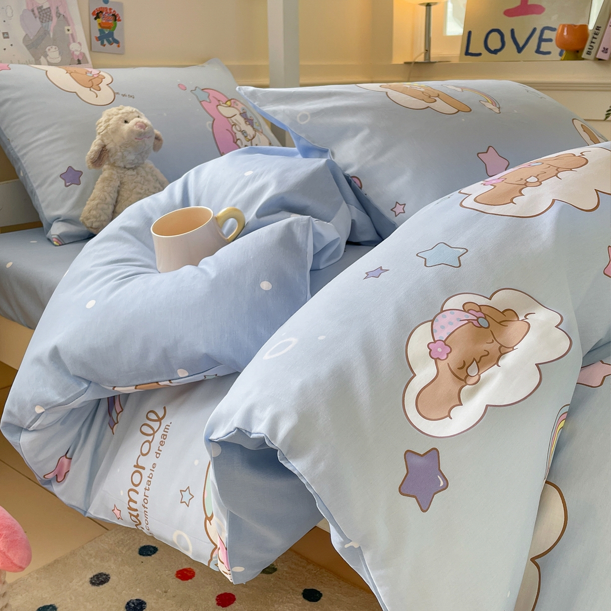 91家纺网 家纺一手货源 找家纺 蓝邻家纺 2025年新款三丽鸥正版授权全棉印花四件套系列-学生床 彩虹玉桂狗