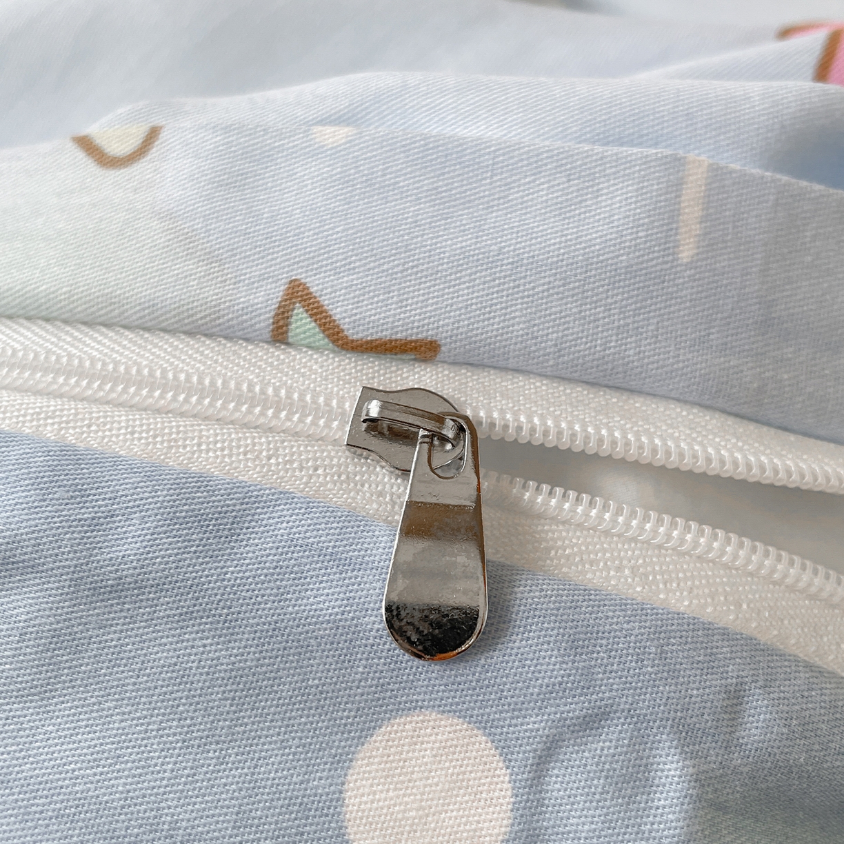 91家纺网 家纺一手货源 找家纺 蓝邻家纺 2025年新款三丽鸥正版授权全棉印花四件套系列-学生床 彩虹玉桂狗