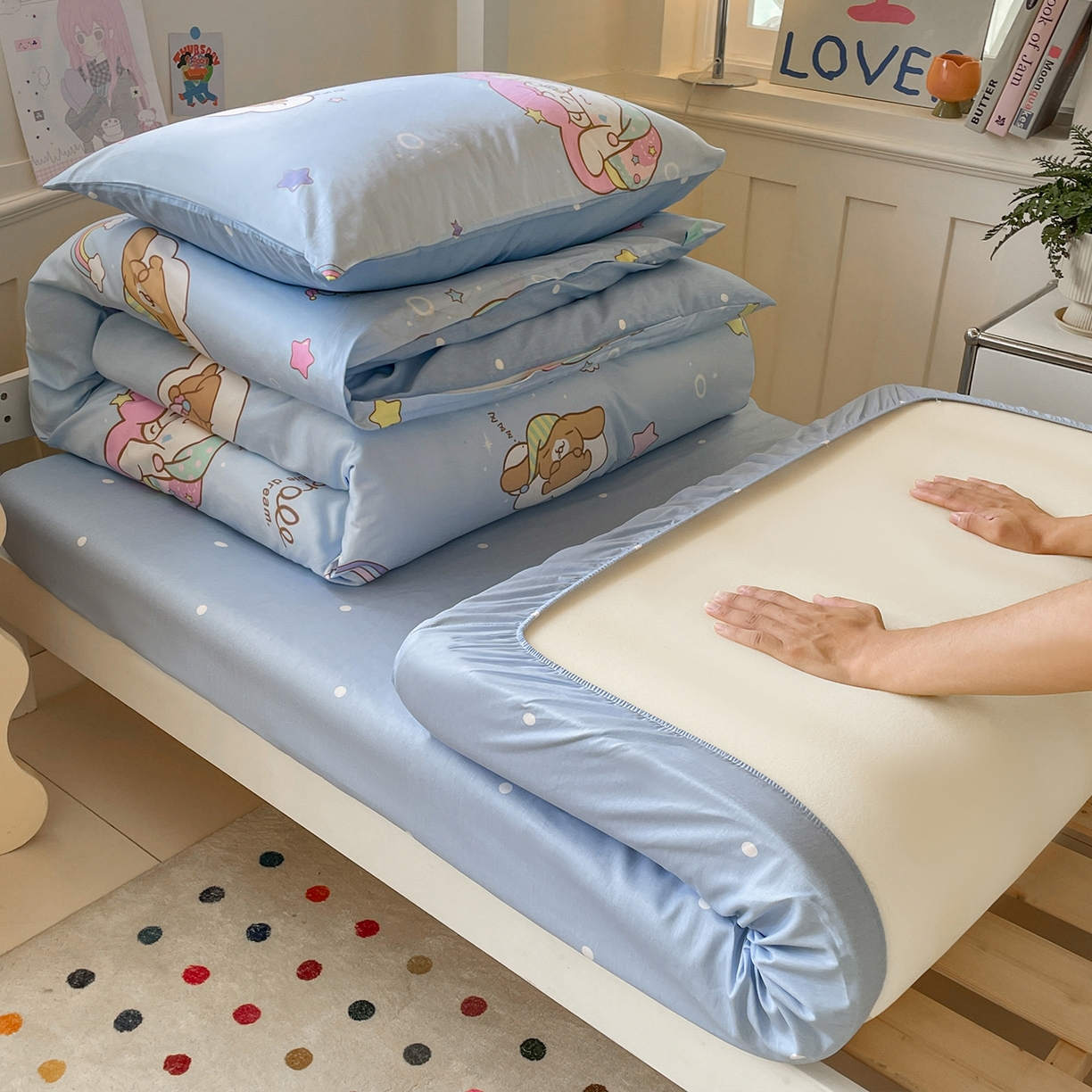 91家纺网 家纺一手货源 找家纺 蓝邻家纺 2025年新款三丽鸥正版授权全棉印花四件套系列-学生床 彩虹玉桂狗