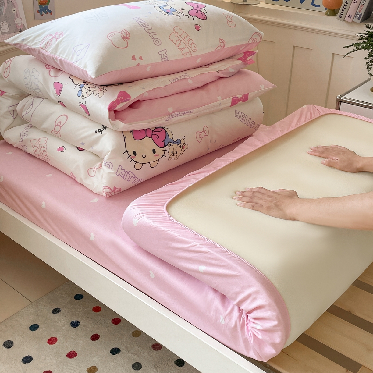 91家纺网 家纺一手货源 找家纺 蓝邻家纺 2025年新款三丽鸥正版授权全棉印花四件套系列-学生床 凯蒂小熊