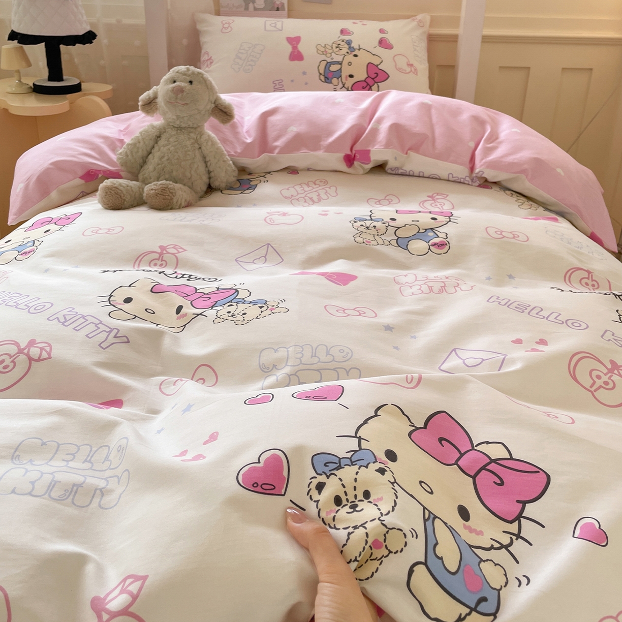 91家纺网 家纺一手货源 找家纺 蓝邻家纺 2025年新款三丽鸥正版授权全棉印花四件套系列-学生床 凯蒂小熊