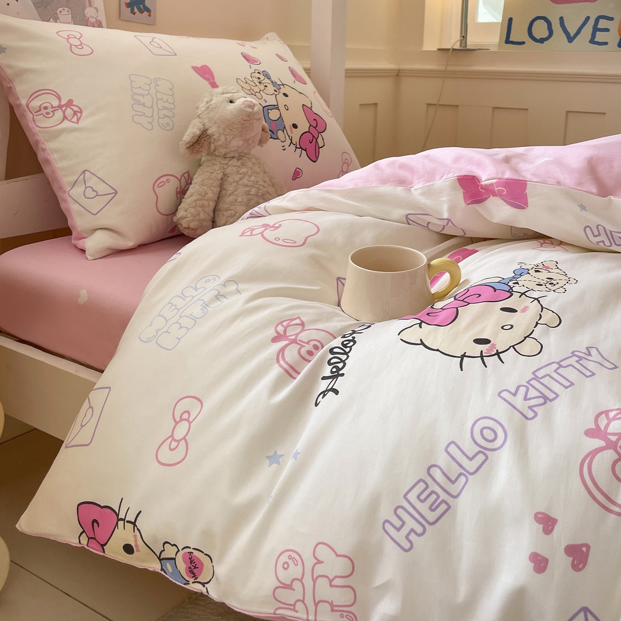 91家纺网 家纺一手货源 找家纺 蓝邻家纺 2025年新款三丽鸥正版授权全棉印花四件套系列-学生床 凯蒂小熊