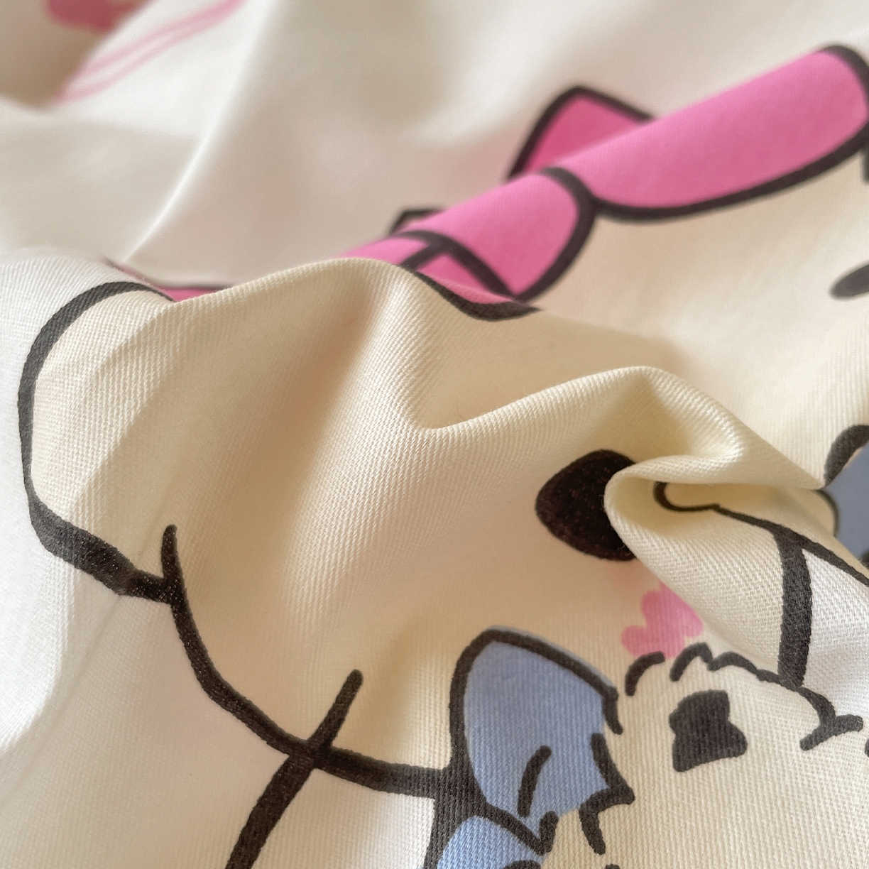 91家纺网 家纺一手货源 找家纺 蓝邻家纺 2025年新款三丽鸥正版授权全棉印花四件套系列-学生床 凯蒂小熊