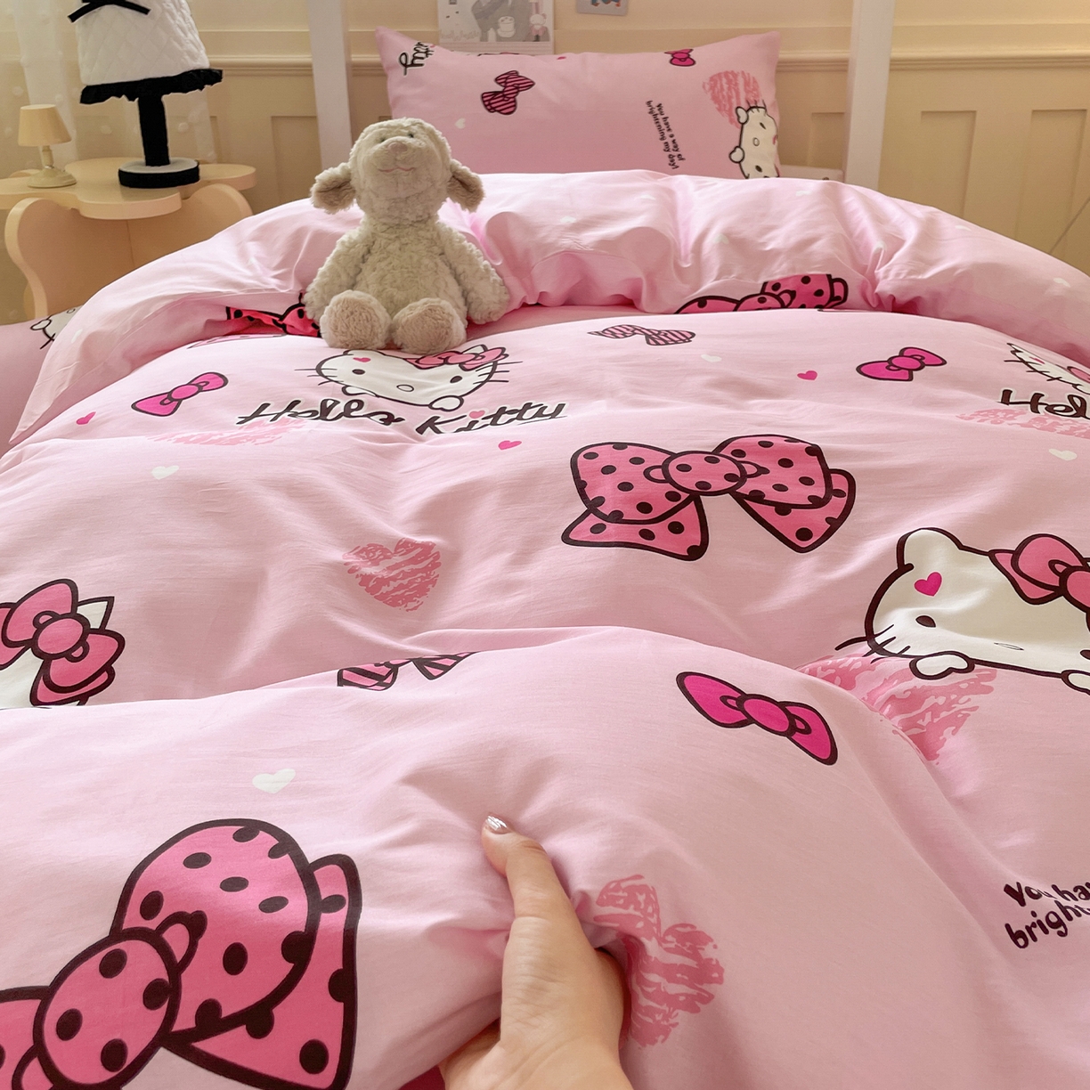 91家纺网 家纺一手货源 找家纺 蓝邻家纺 2025年新款三丽鸥正版授权全棉印花四件套系列-学生床 开心凯蒂