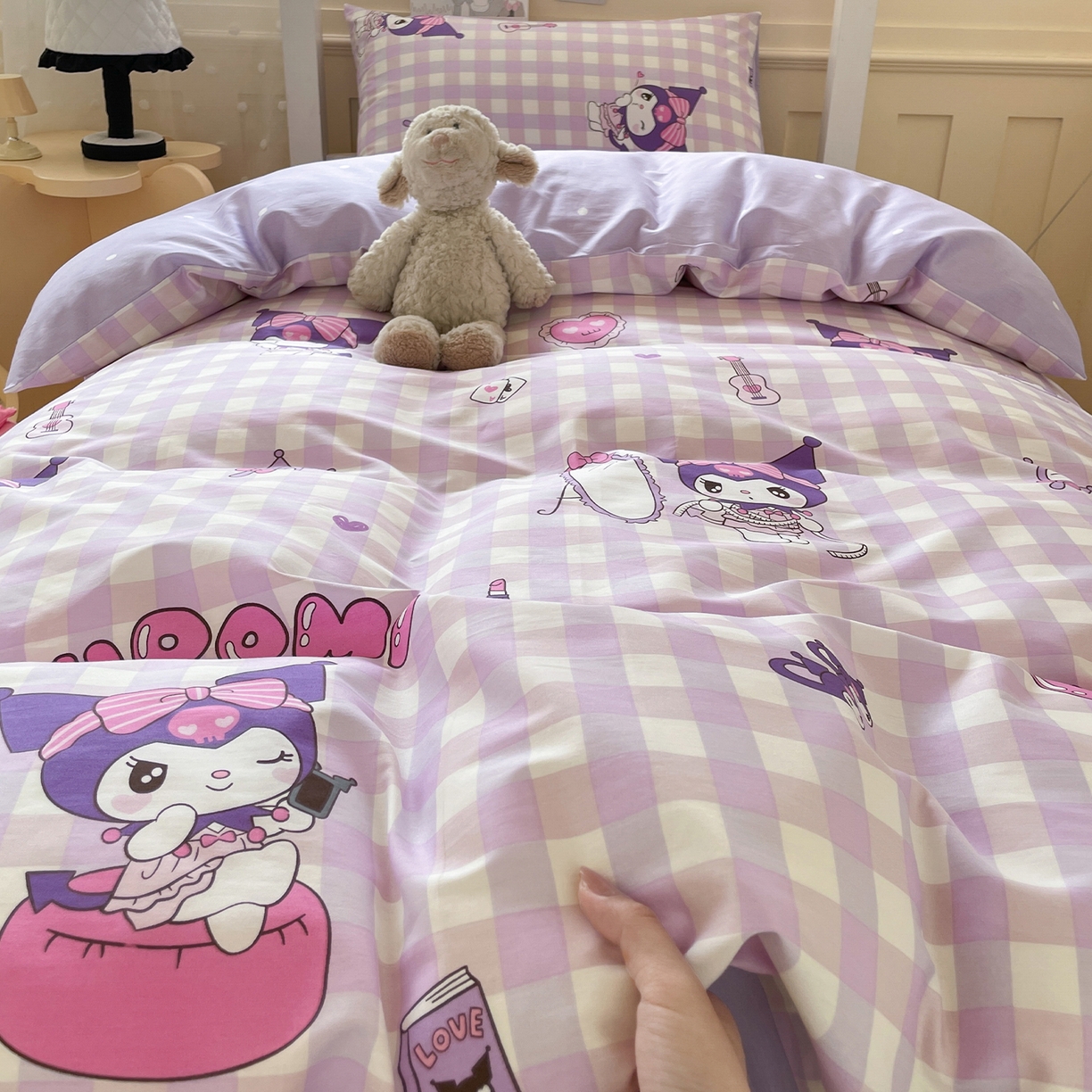 91家纺网 家纺一手货源 找家纺 蓝邻家纺 2025年新款三丽鸥正版授权全棉印花四件套系列-学生床 格子库洛米