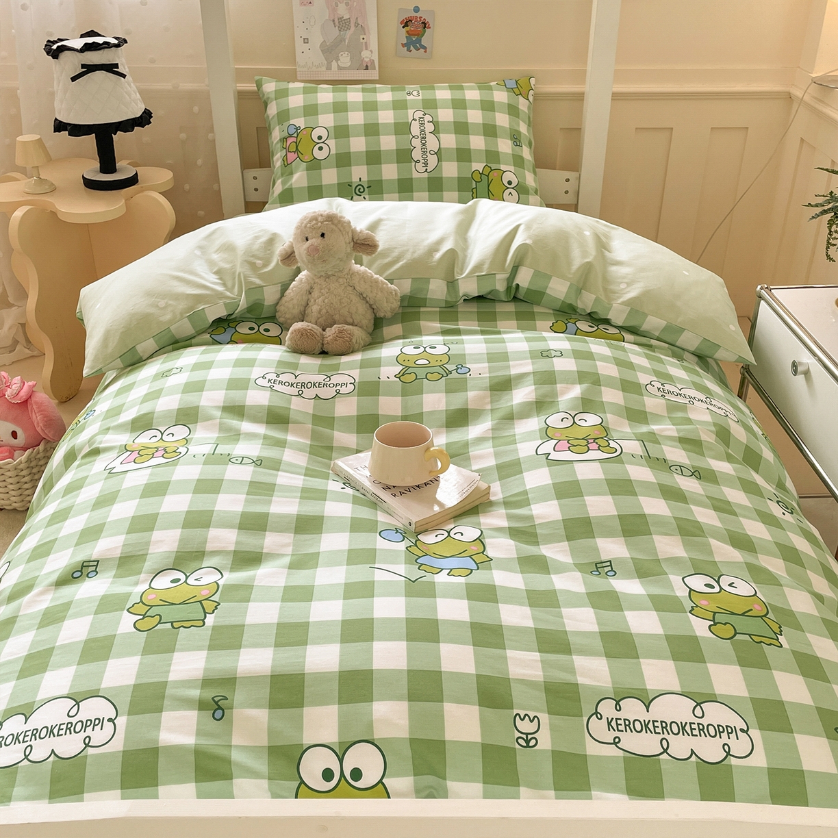 91家纺网 家纺一手货源 找家纺 蓝邻家纺 2025年新款三丽鸥正版授权全棉印花四件套系列-学生床 格子大眼蛙