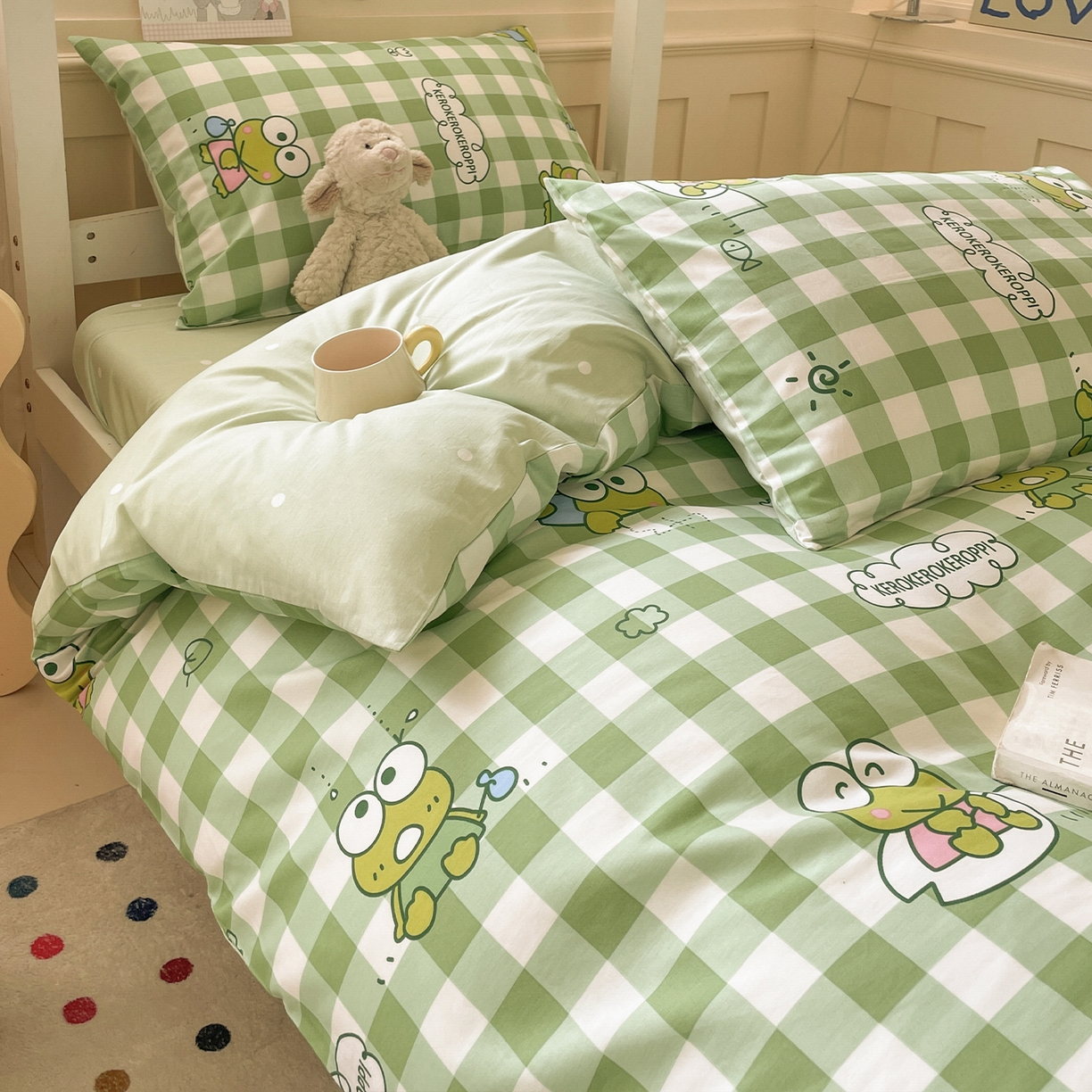 91家纺网 家纺一手货源 找家纺 蓝邻家纺 2025年新款三丽鸥正版授权全棉印花四件套系列-学生床 格子大眼蛙