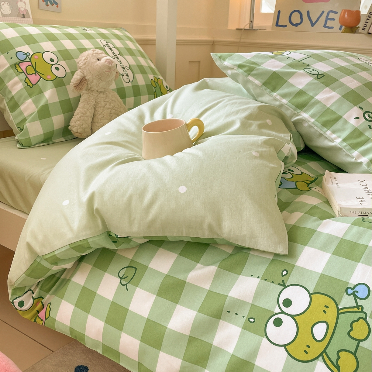 91家纺网 家纺一手货源 找家纺 蓝邻家纺 2025年新款三丽鸥正版授权全棉印花四件套系列-学生床 格子大眼蛙