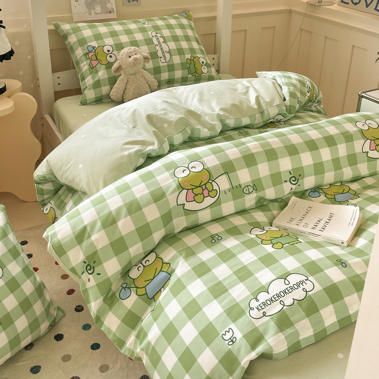蓝邻家纺 2025年新款三丽鸥正版授权全棉印花四件套系列-学生床 格子大眼蛙