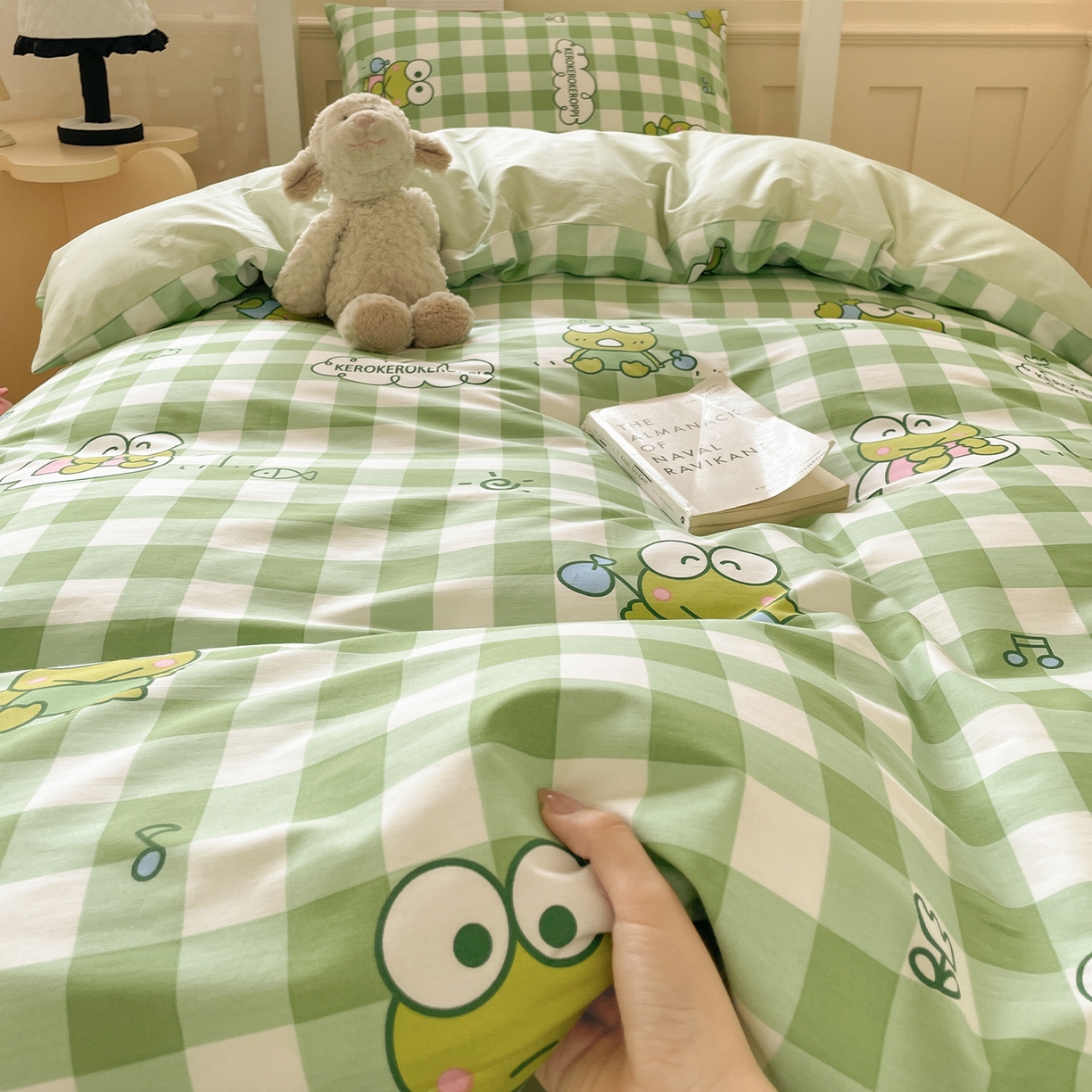 91家纺网 家纺一手货源 找家纺 蓝邻家纺 2025年新款三丽鸥正版授权全棉印花四件套系列-学生床 格子大眼蛙