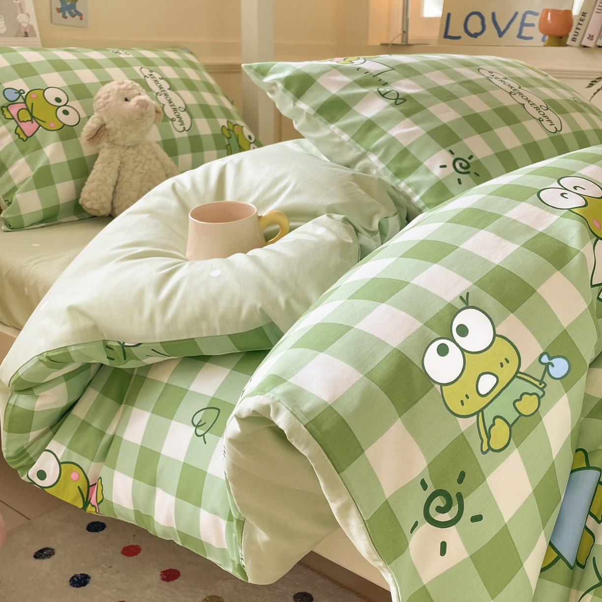 91家纺网 家纺一手货源 找家纺 蓝邻家纺 2025年新款三丽鸥正版授权全棉印花四件套系列-学生床 格子大眼蛙