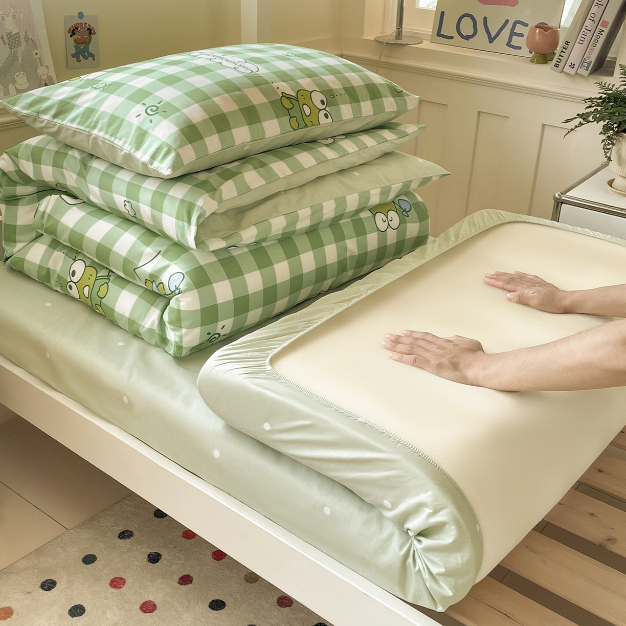 91家纺网 家纺一手货源 找家纺 蓝邻家纺 2025年新款三丽鸥正版授权全棉印花四件套系列-学生床 格子大眼蛙