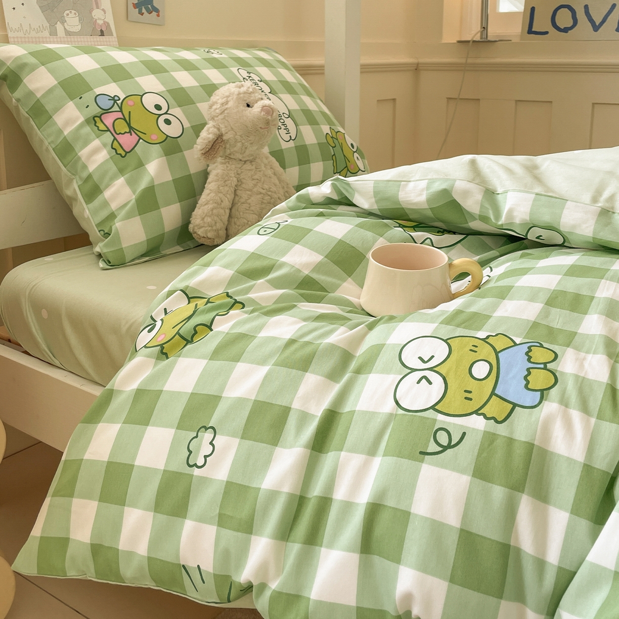 91家纺网 家纺一手货源 找家纺 蓝邻家纺 2025年新款三丽鸥正版授权全棉印花四件套系列-学生床 格子大眼蛙