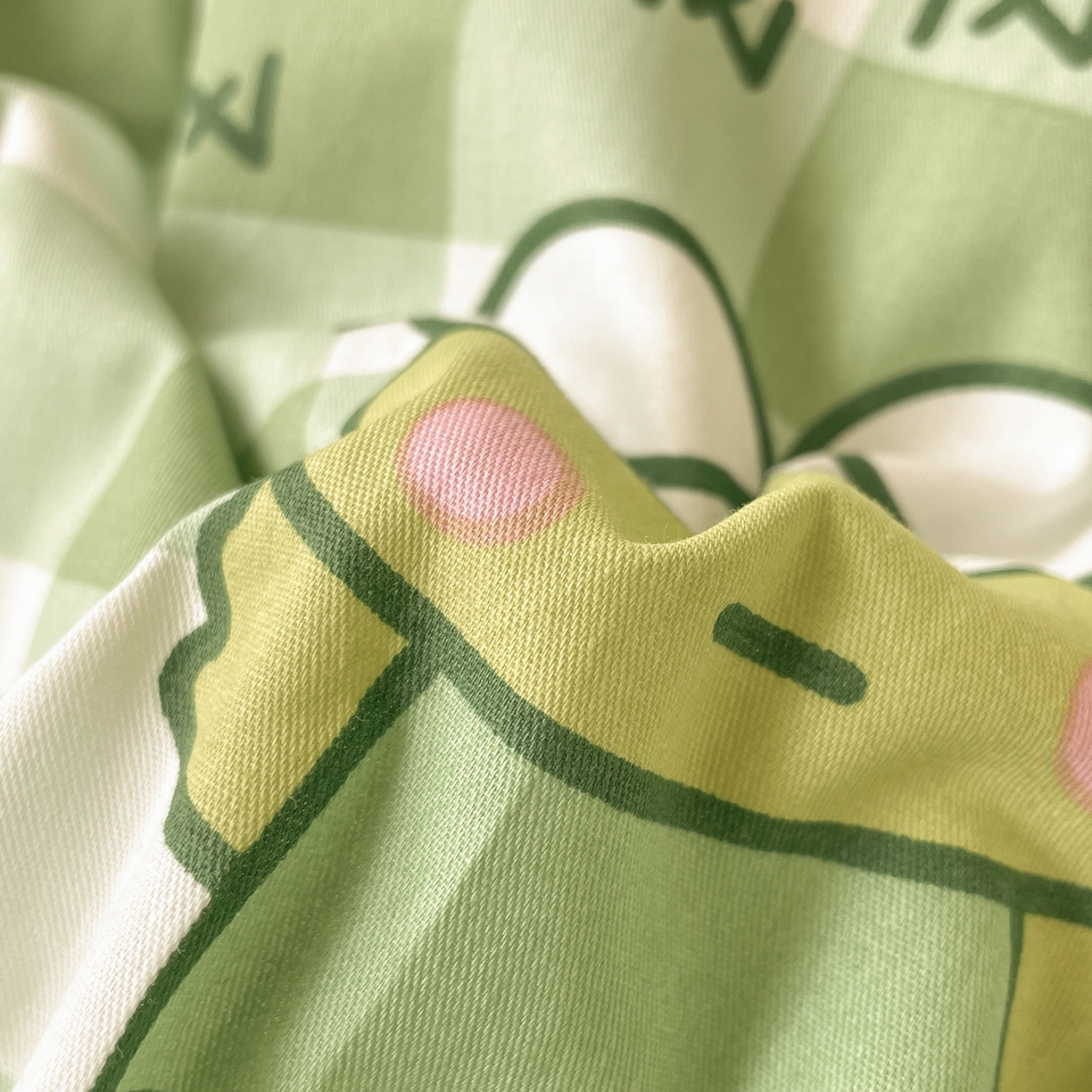 91家纺网 家纺一手货源 找家纺 蓝邻家纺 2025年新款三丽鸥正版授权全棉印花四件套系列-学生床 格子大眼蛙